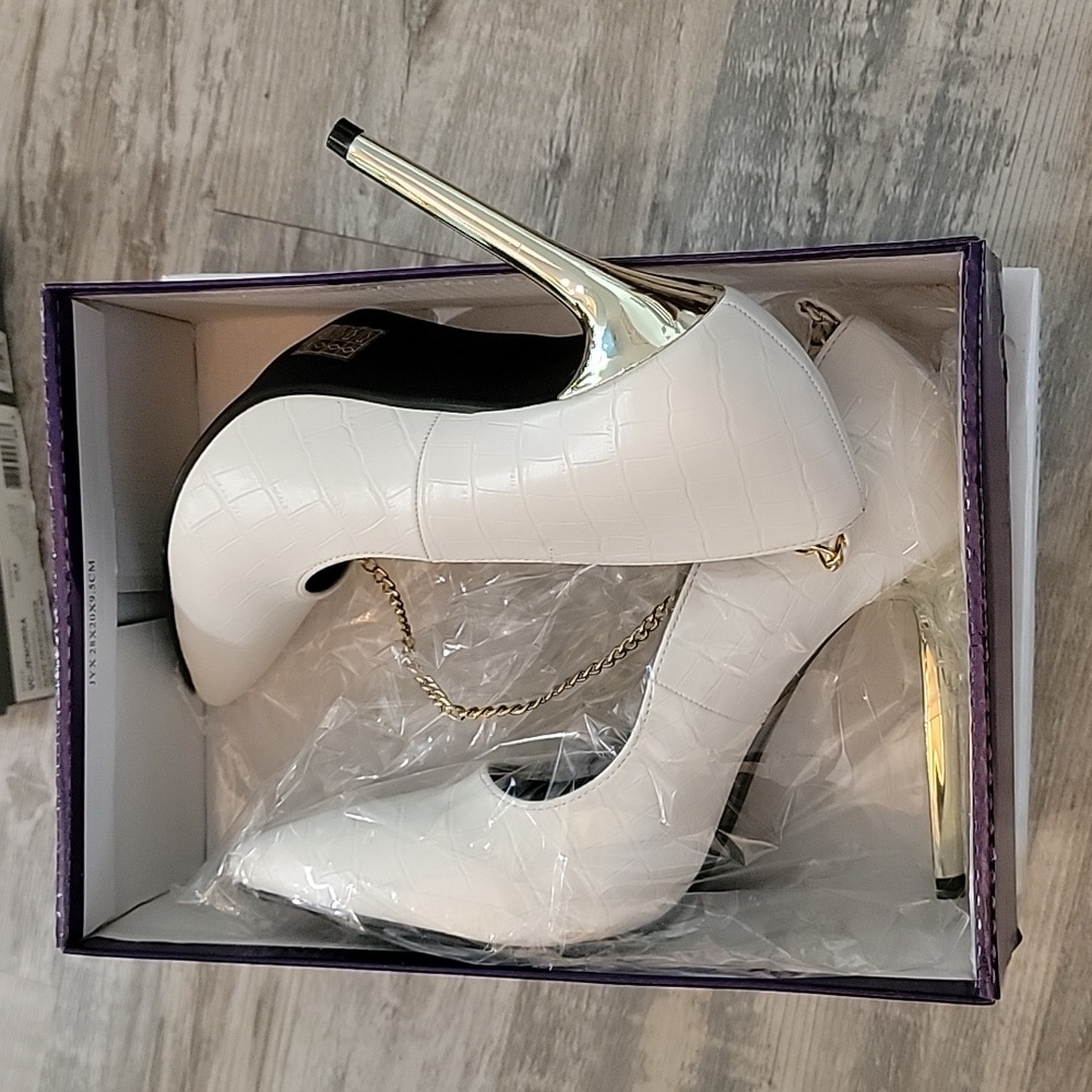 Shoes - Picture 3 of 4